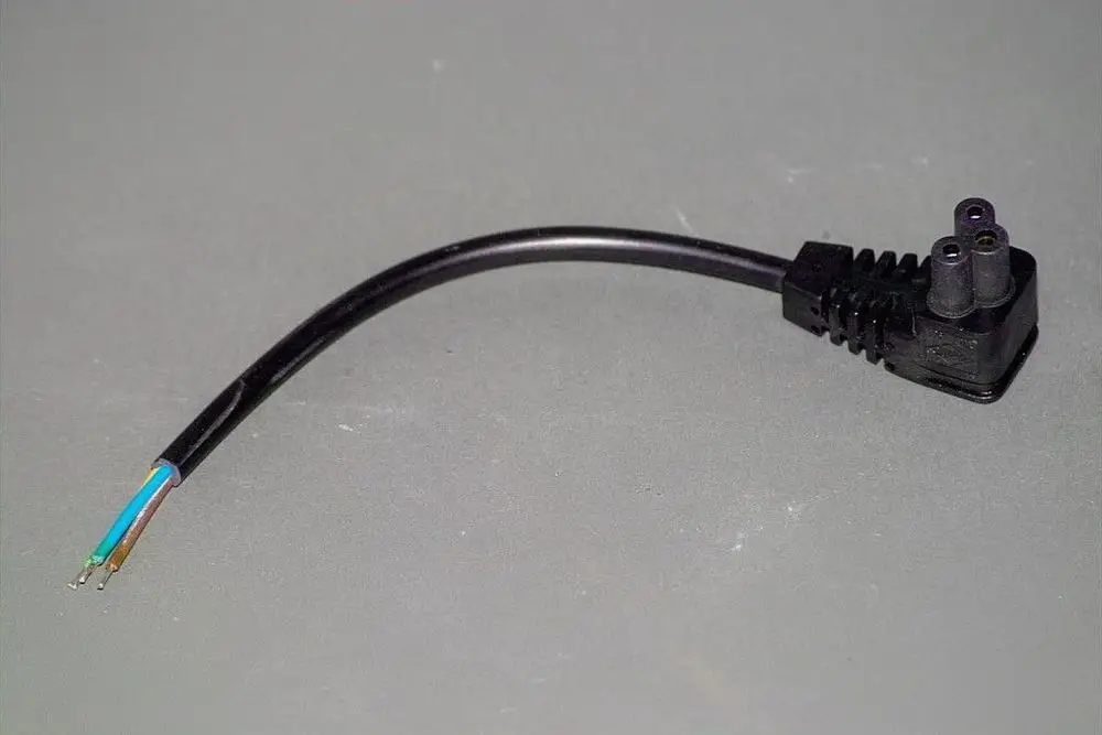Schwarzes Kabel mit einem Stecker und drei Adern, geeignet für elektrische Verbindungen. Typisch für Steuerleitungen wie die von Brötje für Zündtrafos.
