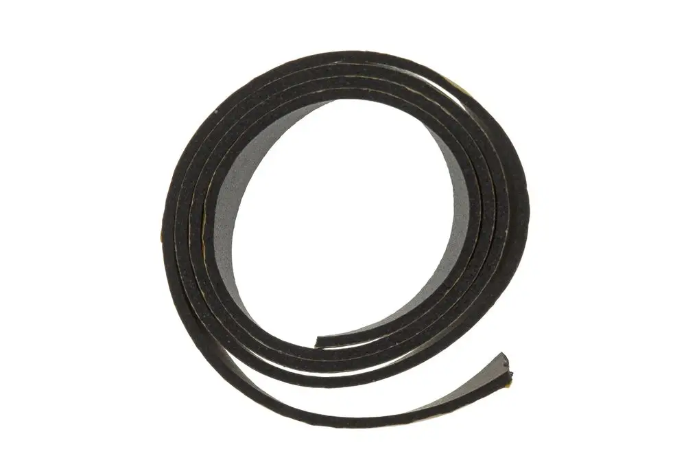 Schwarzes Klebeband, aufgerollt, zur Kälteisolierung. Die Marke "Brötje" ist sichtbar. Das Band hat eine flache Form und weist einen durchgehenden Schnitt auf.