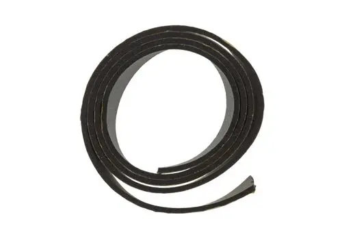 Schwarzes Klebeband, aufgerollt, zur Kälteisolierung. Die Marke "Brötje" ist sichtbar. Das Band hat eine flache Form und weist einen durchgehenden Schnitt auf.