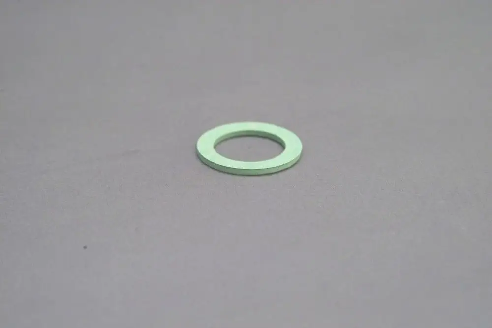 Grüne Dichtung im Ringformat von Brötje, auf grauem Untergrund präsentiert.