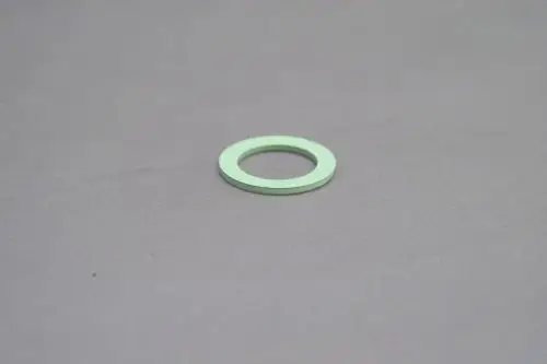 Grüne Dichtung im Ringformat von Brötje, auf grauem Untergrund präsentiert.