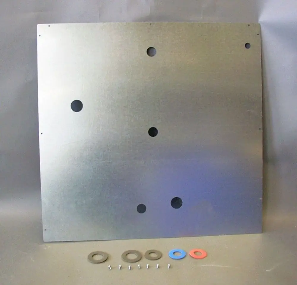Metallene Rückwand mit mehreren Löchern und Montagezubehör wie Unterlegscheiben und Schrauben. Produkt von Brötje, geeignet für Heizungsinstallationen.