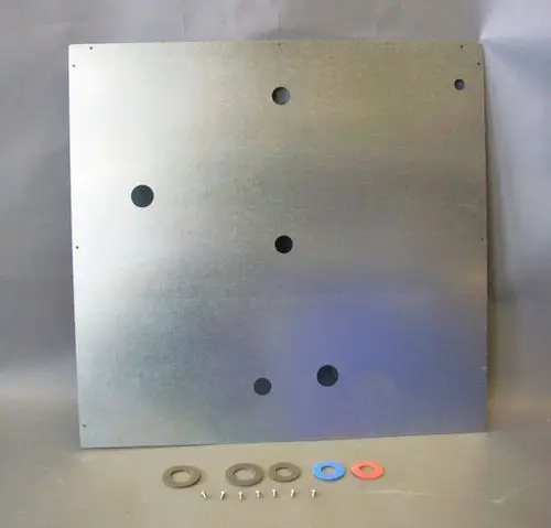 Metallene Rückwand mit mehreren Löchern und Montagezubehör wie Unterlegscheiben und Schrauben. Produkt von Brötje, geeignet für Heizungsinstallationen.