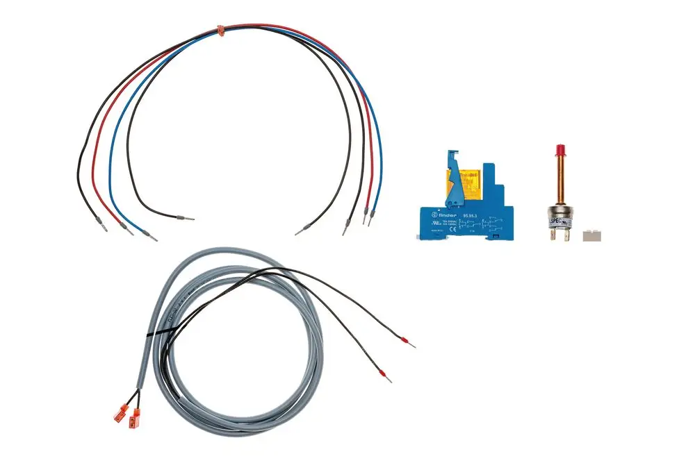 Brötje Hochdruckschalter mit mehreren Anschlussdrähten in verschiedenen Farben und einer Steuereinheit, umgeben von weiteren elektrischen Komponenten.