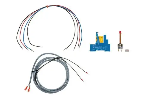 Brötje Hochdruckschalter mit mehreren Anschlussdrähten in verschiedenen Farben und einer Steuereinheit, umgeben von weiteren elektrischen Komponenten.
