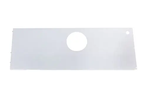 Verkleidungsseitenwand in Weiß mit runder Aussparung. Teil eines Brötje-Systems zur optischen Abdeckung und zum Schutz von Heiztechnikkomponenten.