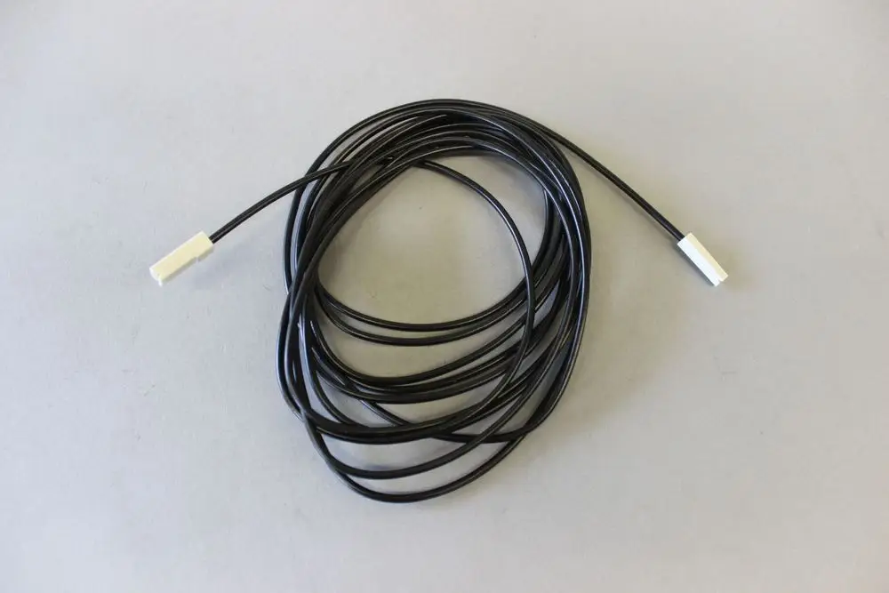 Schwarzes Kabel mit zwei Enden, ausgestattet mit weißen Steckverbindern. Es könnte für Anwendungen von Brötje in Heizungs- oder Steuerungssystemen verwendet werden.