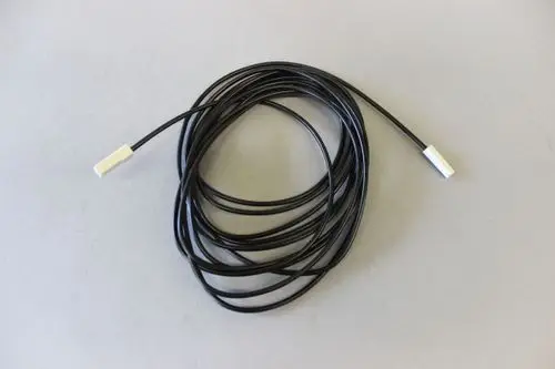Schwarzes Kabel mit zwei Enden, ausgestattet mit weißen Steckverbindern. Es könnte für Anwendungen von Brötje in Heizungs- oder Steuerungssystemen verwendet werden.