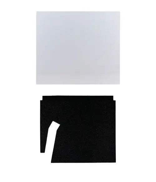 Schwarze Verkleidungsseitenwand von Brötje, auf einem weißen Hintergrund. Die Wand hat eine spezifische Form mit einer Aussparung an der oberen Kante.