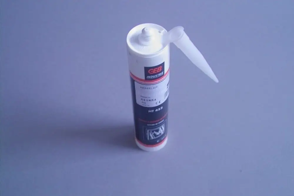 Weißes Produktrohr mit Applikatorspitze, möglicherweise für Dichtstoffe oder Kleber. Marke Brötje ist auf dem Etikett sichtbar.