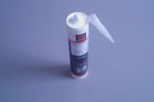 Weißes Produktrohr mit Applikatorspitze, möglicherweise für Dichtstoffe oder Kleber. Marke Brötje ist auf dem Etikett sichtbar.