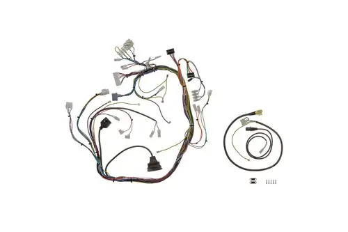 Kabelbaum von Brötje mit mehreren Anschlussklemmen und Drähten, die für elektrische Verbindungen genutzt werden. Diverse Stecker und Verbindungen sind sichtbar.