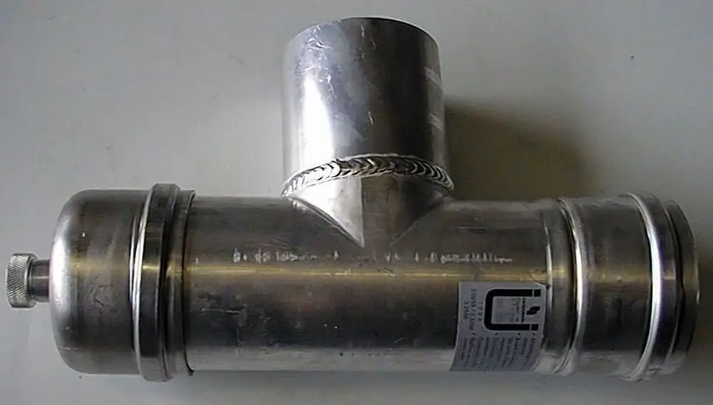 Brötje T-Stück aus Metall mit Anschlussmöglichkeiten. Das Produkt zeigt eine runde Form und ist in einem funktionalen Design gehalten.