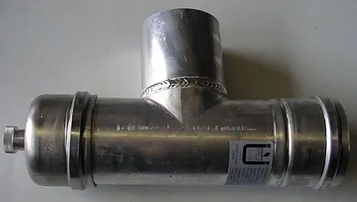 Brötje T-Stück aus Metall mit Anschlussmöglichkeiten. Das Produkt zeigt eine runde Form und ist in einem funktionalen Design gehalten.