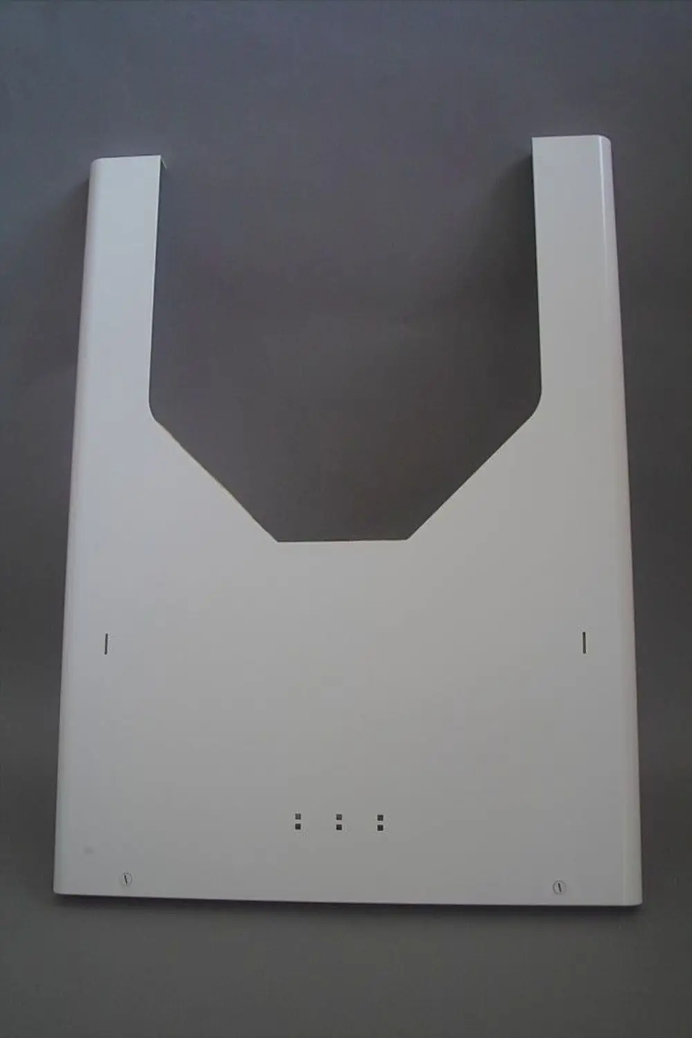 Weißes Verkleidungselement von Brötje mit einem offenen Design in der Mitte, geeignet für Heizungsinstallationen. Fläche ohne sichtbare Befestigungen oder Beschriftungen.