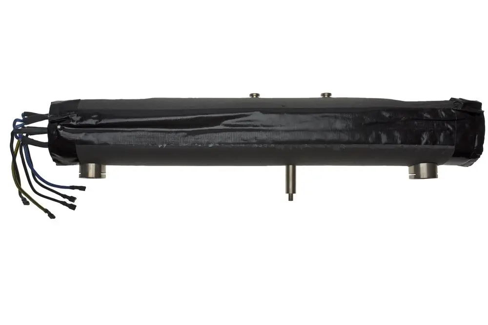 Brötje Hydraulische Weiche in schwarzer Hülle mit mehreren elektrischen Anschlüssen und verschiedenen Leitungen. Das Gerät hat zwei Ausgänge und eine kompakte Bauform.