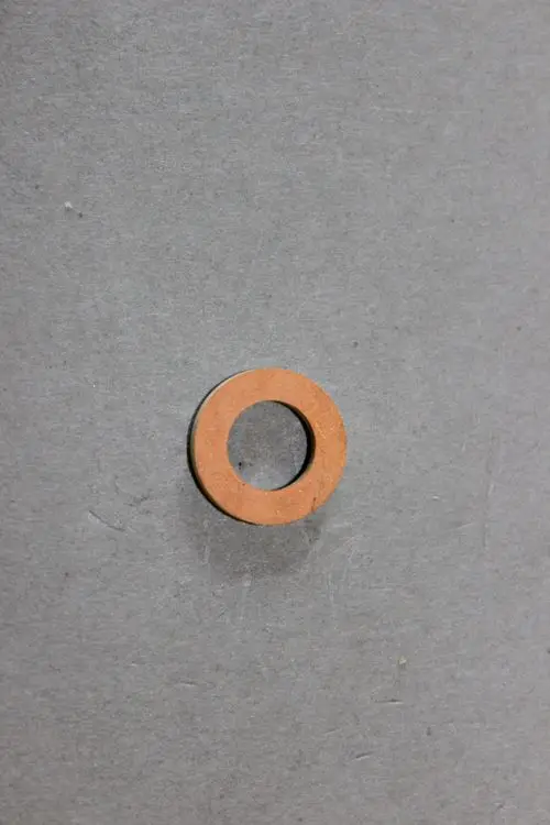 Brötje Dichtung in Ringform auf grauem Hintergrund, mit einer zentralen Öffnung und einem flachen, gleichmäßigen Profil.