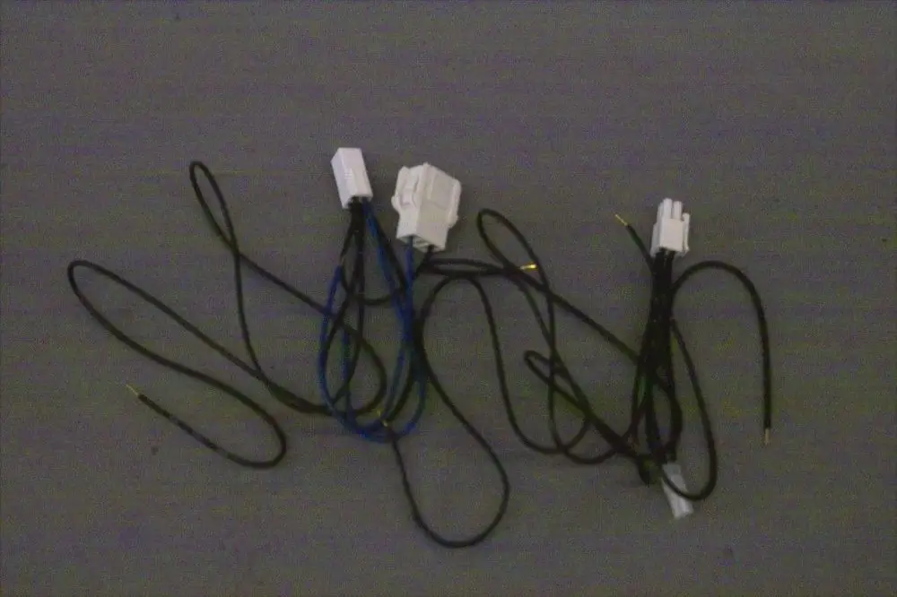 Brötje Anschlussleitung mit mehreren Kabeln und Steckverbindungen. Die Drähte sind in verschiedenen Farben, teilweise mit weißen Steckern.