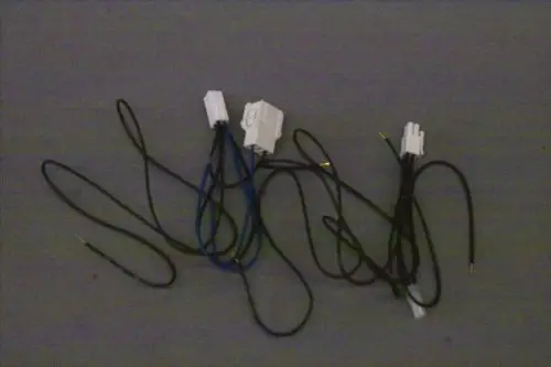Brötje Anschlussleitung mit mehreren Kabeln und Steckverbindungen. Die Drähte sind in verschiedenen Farben, teilweise mit weißen Steckern.