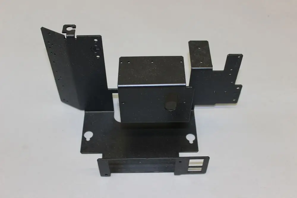 Schwarze Metallhalterung von Brötje, mit verschiedenen Öffnungen und Aussparungen, zur Montage oder Befestigung von Komponenten.