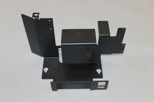 Schwarze Metallhalterung von Brötje, mit verschiedenen Öffnungen und Aussparungen, zur Montage oder Befestigung von Komponenten.