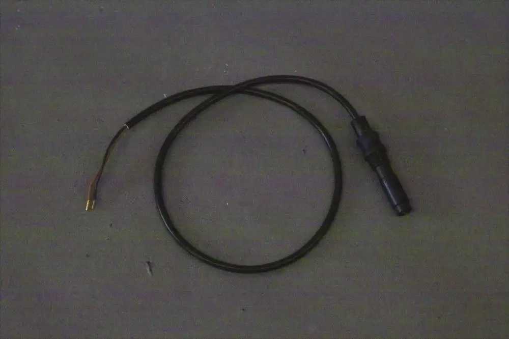 Brötje Flammenfühler mit einem flexiblen Kabel. Der Sensor hat einen steckbaren Anschluss und eine goldfarbene Leitung. Ideal für den Einsatz in Heizsystemen.