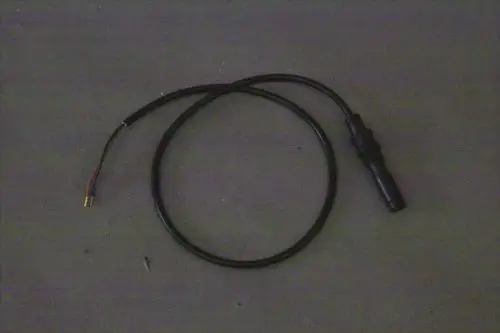 Brötje Flammenfühler mit einem flexiblen Kabel. Der Sensor hat einen steckbaren Anschluss und eine goldfarbene Leitung. Ideal für den Einsatz in Heizsystemen.