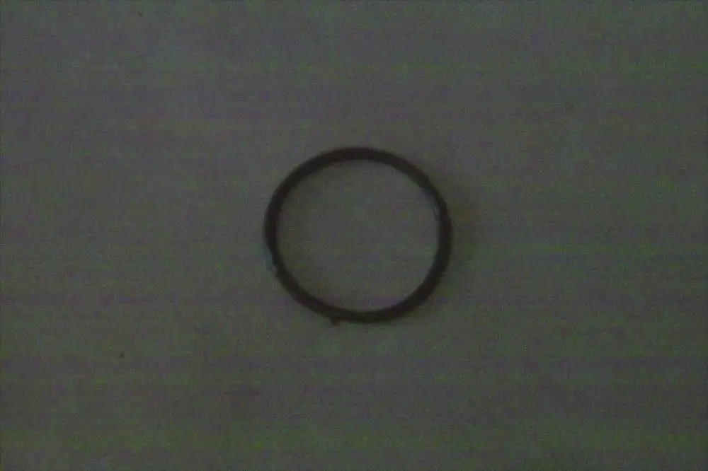 Ein schwarzer O-Ring von Brötje auf einem weißen Hintergrund, sichtbar in der Mitte des Bildes, mit einer durchgehenden runden Form und einem gleichmäßigen Kreisverlauf.