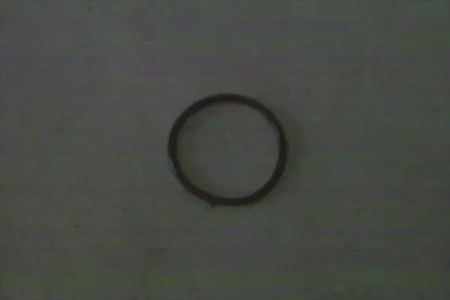 Ein schwarzer O-Ring von Brötje auf einem weißen Hintergrund, sichtbar in der Mitte des Bildes, mit einer durchgehenden runden Form und einem gleichmäßigen Kreisverlauf.