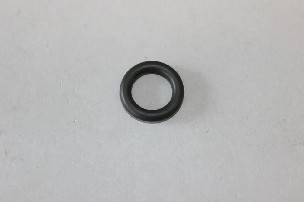 Schwarzer O-Ring auf grauem Hintergrund. Der O-Ring könnte als Dichtungselement verwendet werden. Sichtbare Qualität und Verarbeitung deuten auf eine Anwendung von Brötje hin.