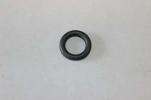 Schwarzer O-Ring auf grauem Hintergrund. Der O-Ring könnte als Dichtungselement verwendet werden. Sichtbare Qualität und Verarbeitung deuten auf eine Anwendung von Brötje hin.