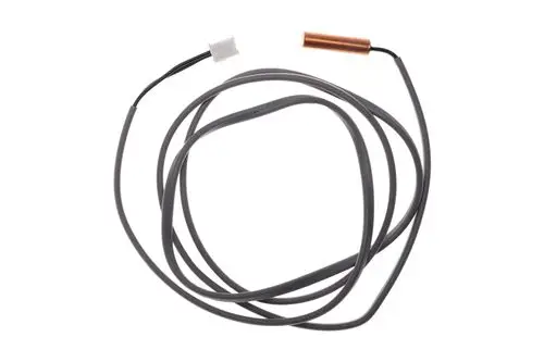Brötje TH3-Sensor mit zwei Kabeln; graue Isolierung und ein kupferfarbener Anschluss. Gerät für Temperaturerfassung in Heizsystemen.