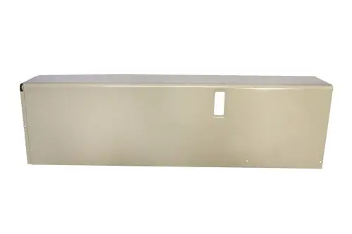 Brötje Abdeckplatte in beige, rechteckig und flach, mit einem Schlüsselloch und mehreren Befestigungslöchern. Angesichts der Form vermutlich für einen Wartungszugang geeignet.