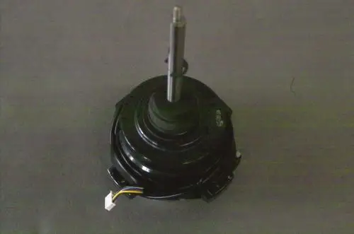 Schwarzer Gebläsemotor von Brötje mit zentralem Wellenstift und einem Kabelanschluss, betrachtet von oben auf grauem Untergrund.