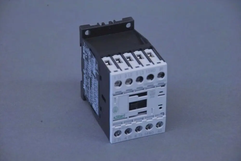 Brötje Schütz mit mehreren Anschlussklemmen, montiert auf einer Trägerschiene, zeigt eine kompakte Bauweise für elektrotechnische Anwendungen.
