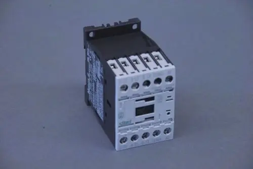 Brötje Schütz mit mehreren Anschlussklemmen, montiert auf einer Trägerschiene, zeigt eine kompakte Bauweise für elektrotechnische Anwendungen.