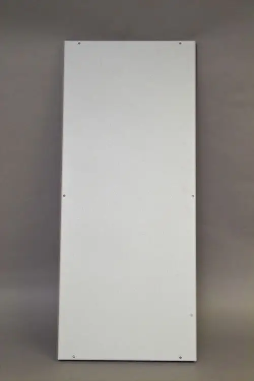 Weißes, rechteckiges Blech mit Löchern zur Befestigung. Es scheint eine Abdeckung oder Verkleidung von Brötje zu sein, mit klaren Kanten und einer glatten Oberfläche.