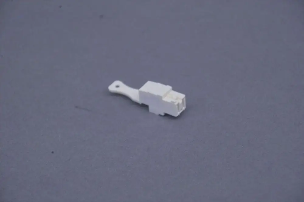 Weiße Verbindungselemente von Brötje, mit einem kurzen, flachen Design und einer Ausbuchtung für die Montage. Ideal für elektrische Verbindungen in verschiedenen Anwendungen.
