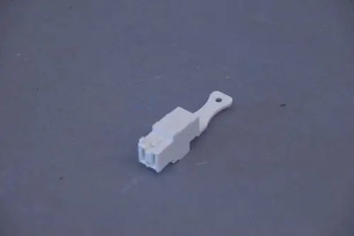 Weißes Kunststoffteil mit einer Kontaktbuchse und einem Befestigungsring, typisch für Brötje Produkte im Bereich der Elektroinstallation.
