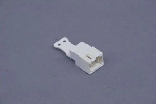 Weißer Stecker mit zwei Anschlüssen und einer Halterung, hergestellt von Brötje, auf grauem Hintergrund.