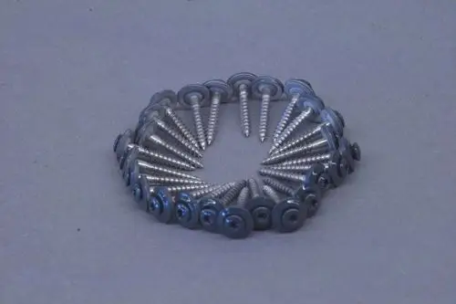 Kreisförmig angeordnete Spenglerschrauben aus Metall mit einem flachen Kopf und Schraubengewinde, charakteristisch für Produkte der Marke Brötje.