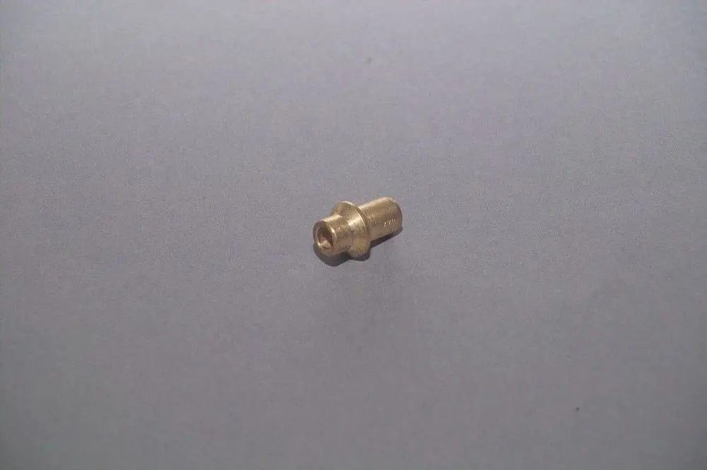 Brass fitting von Brötje, zylindrische Form mit einer Öffnung an einem Ende, auf grauem Hintergrund.