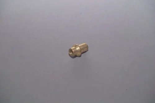 Brass fitting von Brötje, zylindrische Form mit einer Öffnung an einem Ende, auf grauem Hintergrund.