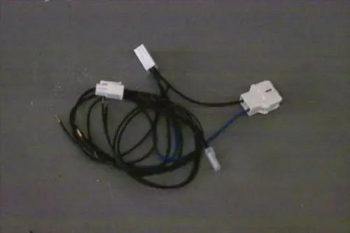 Schwarze und weiße Anschlussleitungen für einen Luftklappenstellmotor, mit mehreren Steckern und Kabeln, passend für Brötje Produkte.