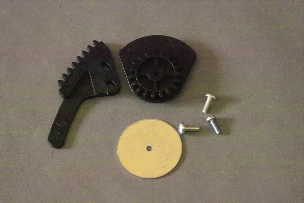 Zahnrad und Zahnstange aus Kunststoff mit Montageschrauben, geeignet für Brötje-Anwendungen. Sie zeigen eine einfache Mechanik zur Nutzung in Geräten.
