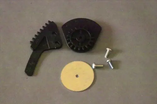Zahnrad und Zahnstange aus Kunststoff mit Montageschrauben, geeignet für Brötje-Anwendungen. Sie zeigen eine einfache Mechanik zur Nutzung in Geräten.