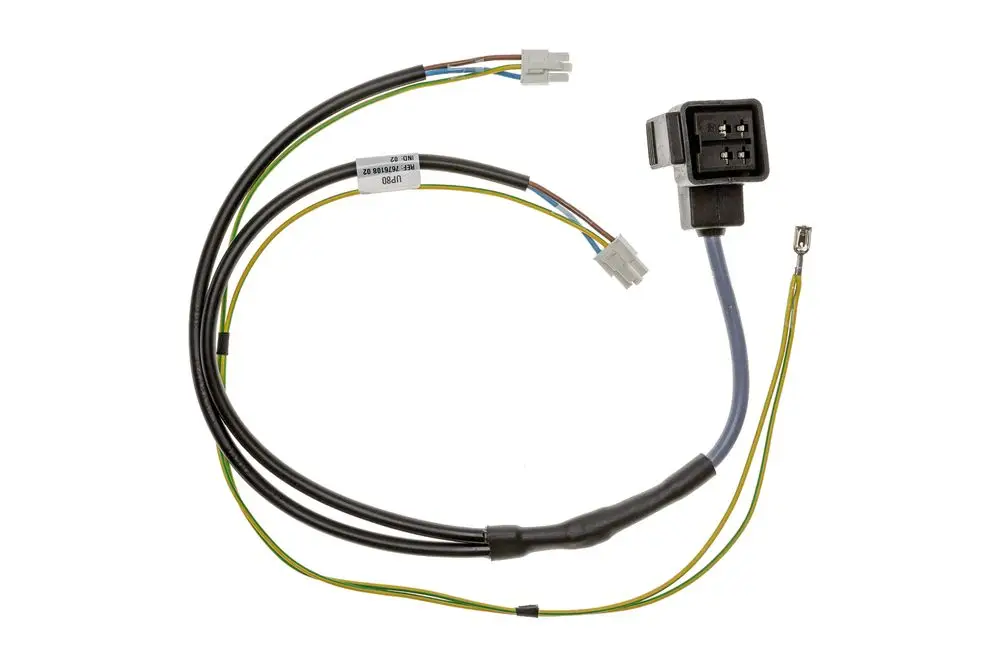 Kabelbaum von Brötje mit mehreren Anschlusskabeln in verschiedenen Farben, ausgestattet mit Steckverbindern für elektrische Verbindungen.