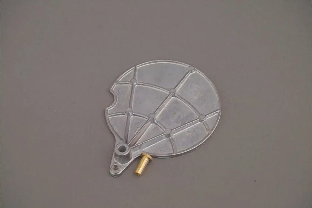 Brötje Luftklappe in runder Form mit einer beweglichen Öffnung und einem kleinen Anschluss aus Metall. Oberfläche mit einem gitterartigen Muster.