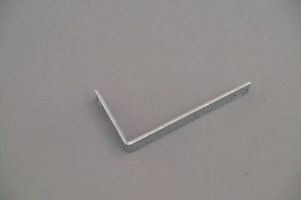 Ein L-förmiger, silberner Halter aus Metall, der möglicherweise für die Befestigung von Komponenten in Heizungsanlagen wie bei Brötje verwendet wird.