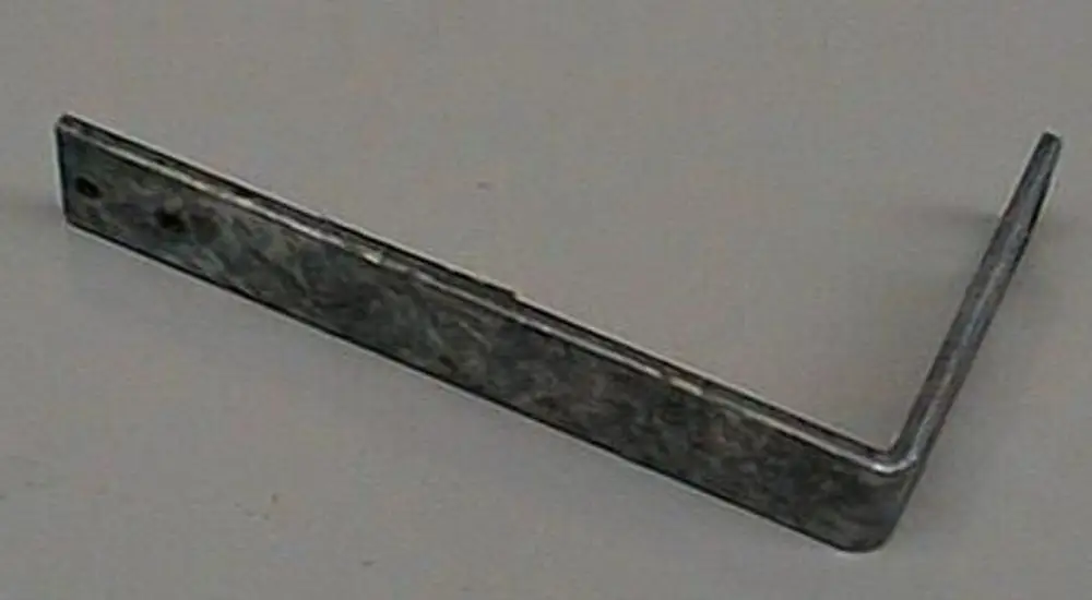 Metallhalter von Brötje mit einem rechtwinkligen Arm und zwei Löchern zur Befestigung an einer Oberfläche.
